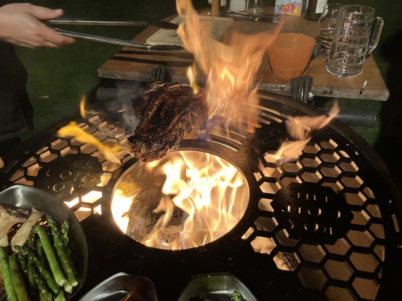 Grillplatte mit Wabenrost und offener Flamme, Steak am Grill