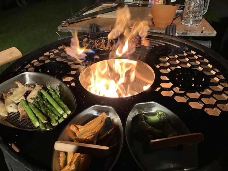 Grillplatte von oben mit Spargel und Süßkartoffeln