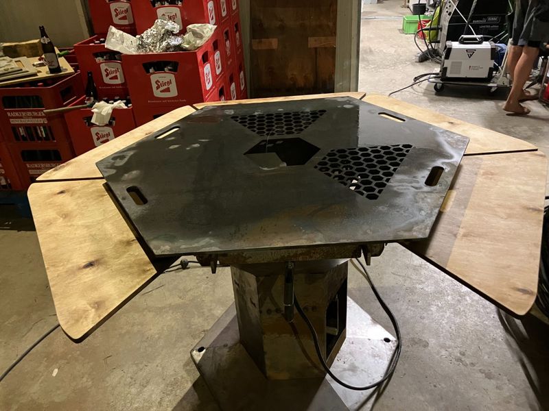 Grillplatte in der Werkstatt vor der Montage