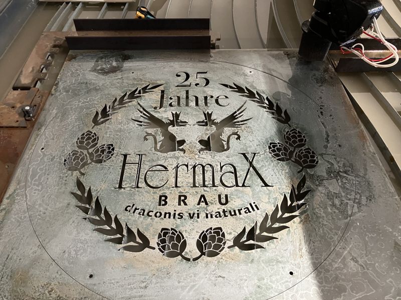 Hermax-Bräu-Schild frisch geschnitten, unbeleuchtet