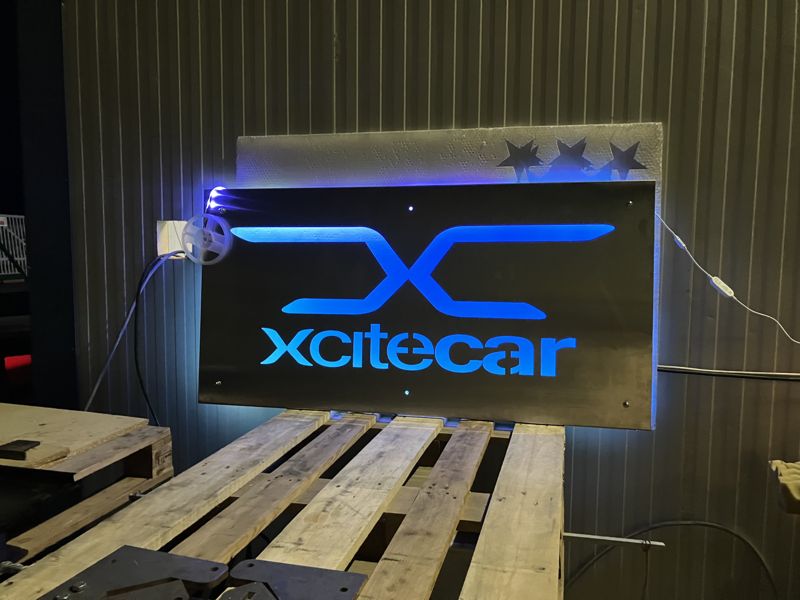 Leuchtschild Xcitecar, Logo blau hinterleuchtet